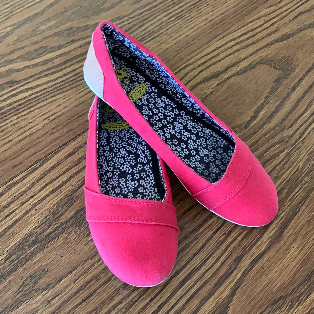 Keen flats, red canvas, size 6 6.5